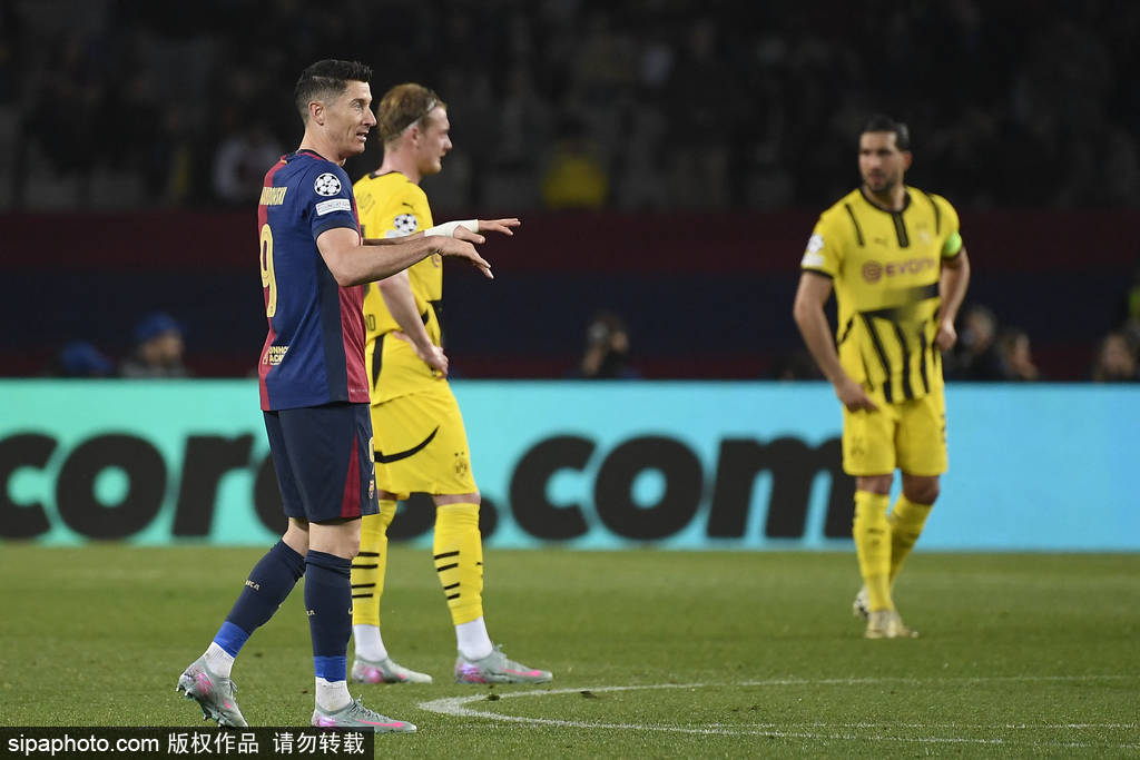 莱万伤愈强行复出！巴萨欧冠梦碎，队友怒批引发锋线大地震